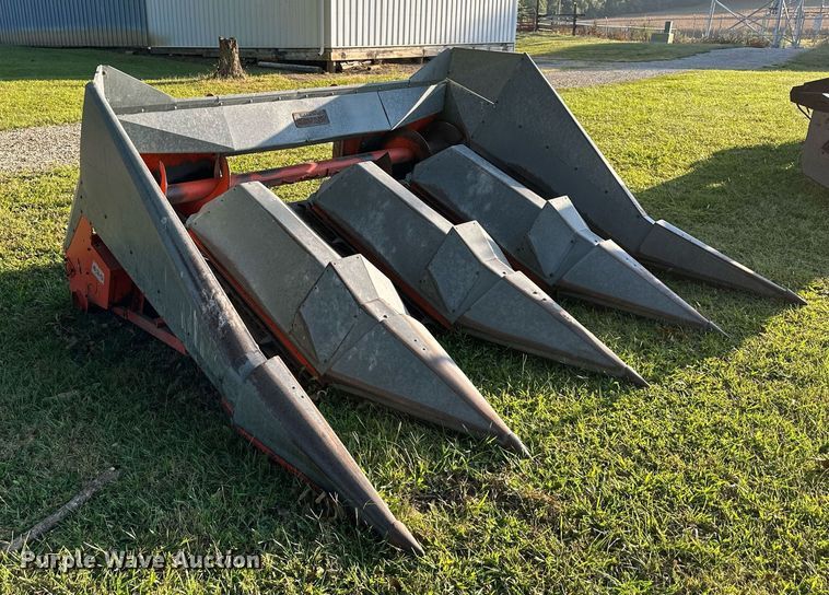 image for item DV1048 Allis Chalmers 430  corn head