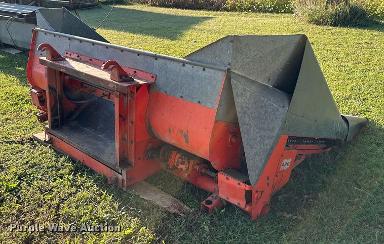 image for item DV1048 Allis Chalmers 430  corn head