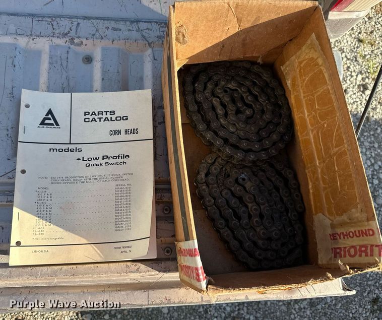 image for item DV1048 Allis Chalmers 430  corn head