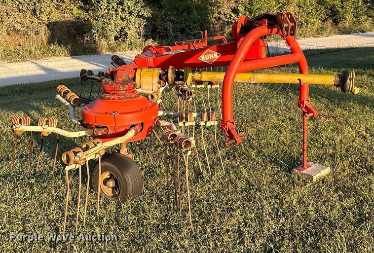image for item DV1052 Kuhn GRS25N  rotary hay rake