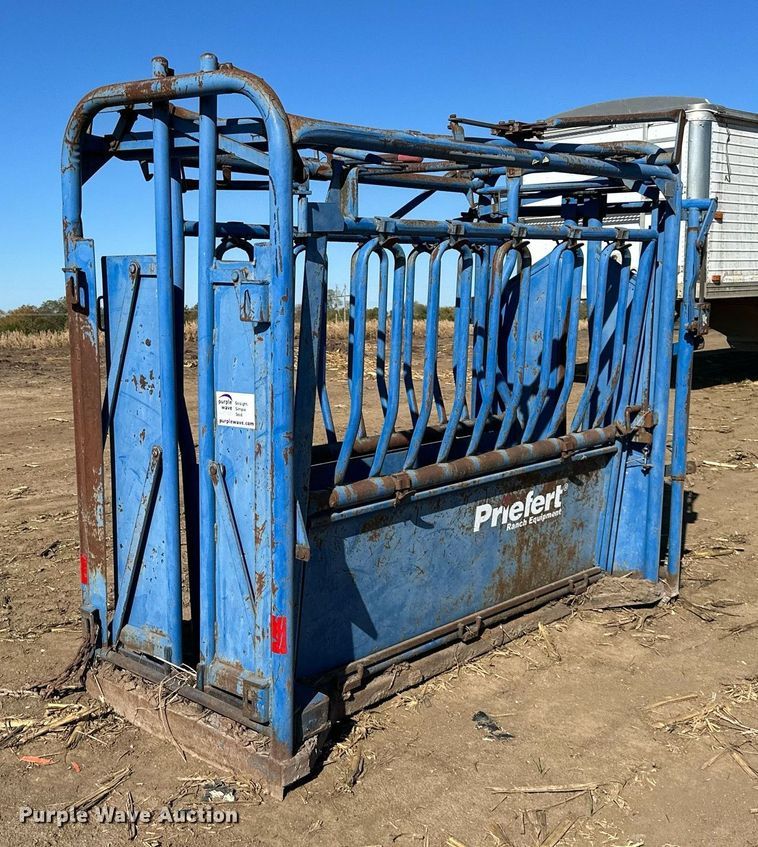 image for item DW2780 Priefert  livestock squeeze chute