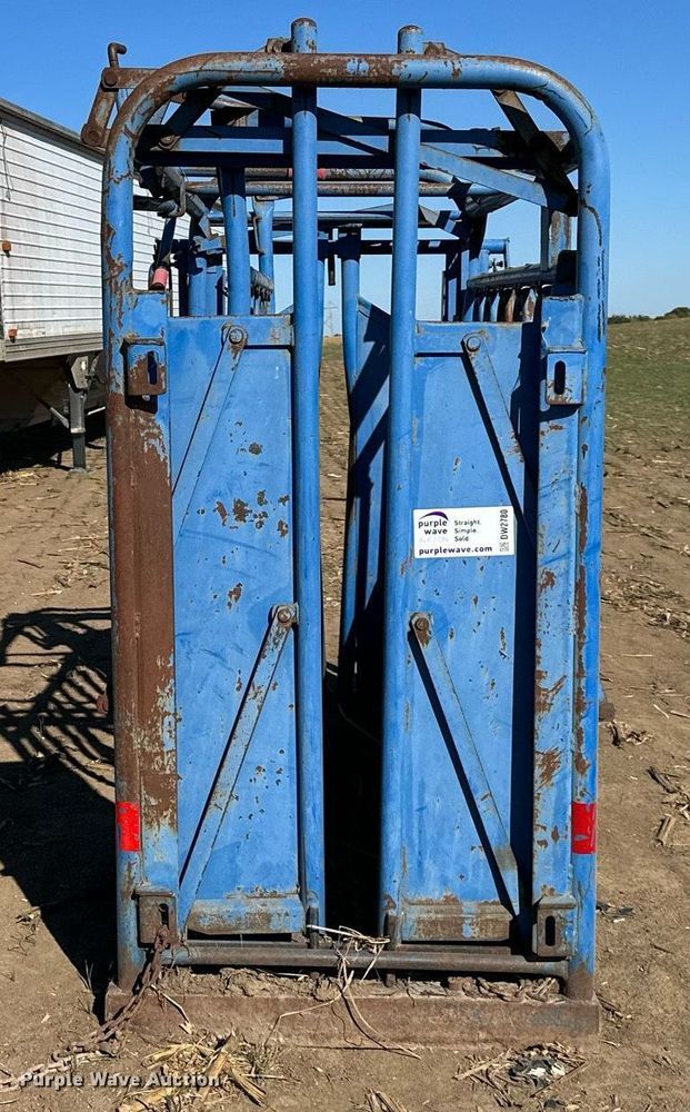 image for item DW2780 Priefert  livestock squeeze chute