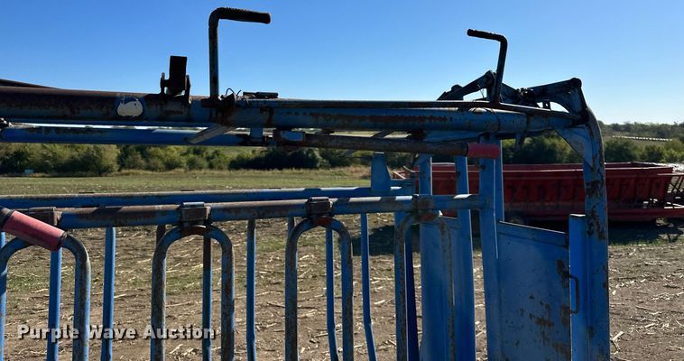 image for item DW2780 Priefert  livestock squeeze chute