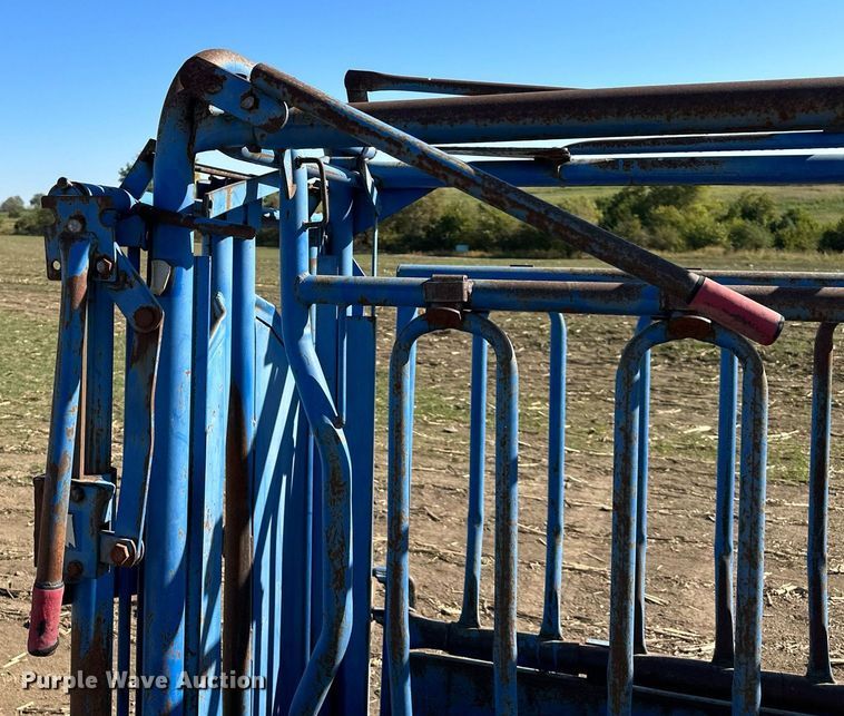 image for item DW2780 Priefert  livestock squeeze chute