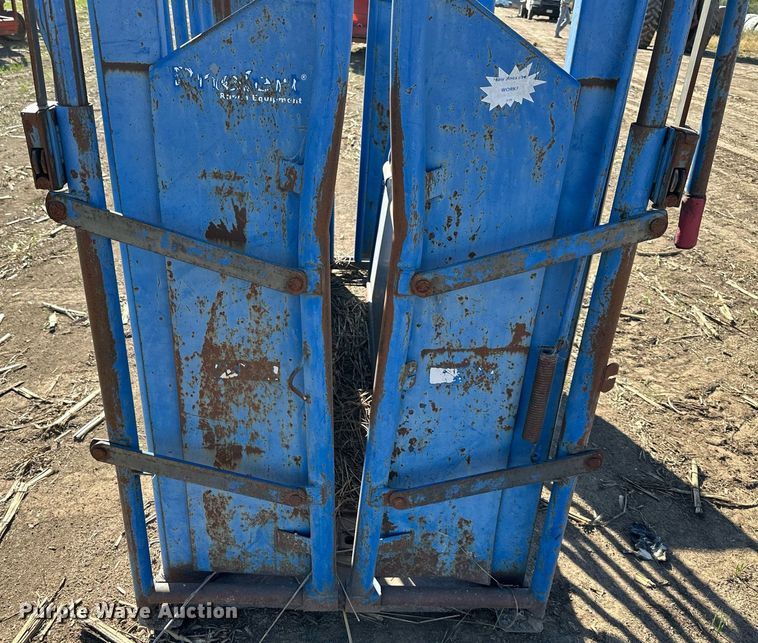 image for item DW2780 Priefert  livestock squeeze chute