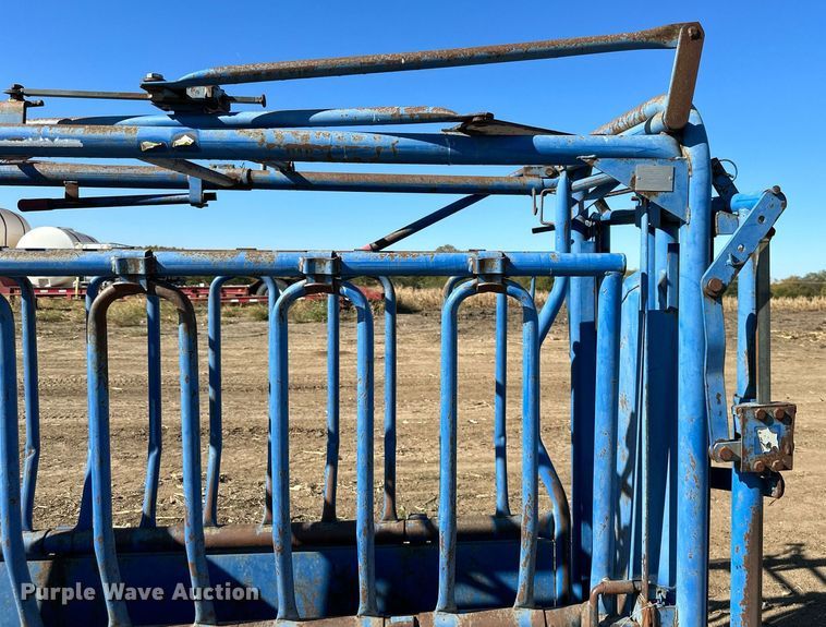 image for item DW2780 Priefert  livestock squeeze chute