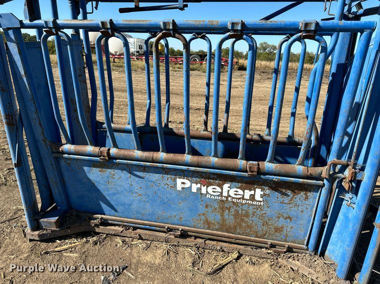 image for item DW2780 Priefert  livestock squeeze chute