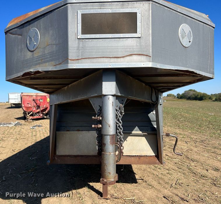 image for item DW2783 1993 Titan  livestock trailer