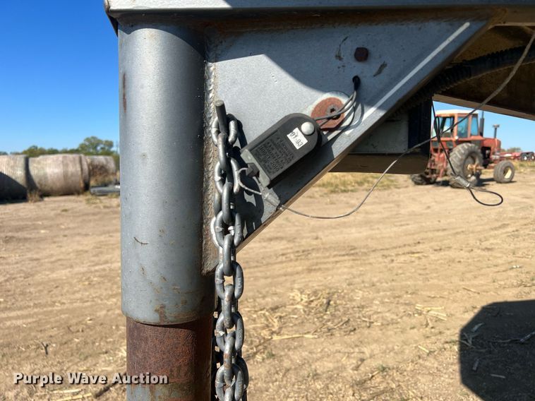 image for item DW2783 1993 Titan  livestock trailer