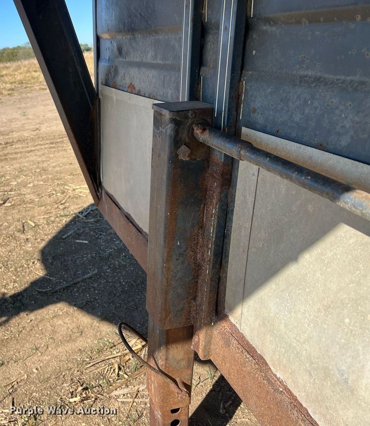 image for item DW2783 1993 Titan  livestock trailer