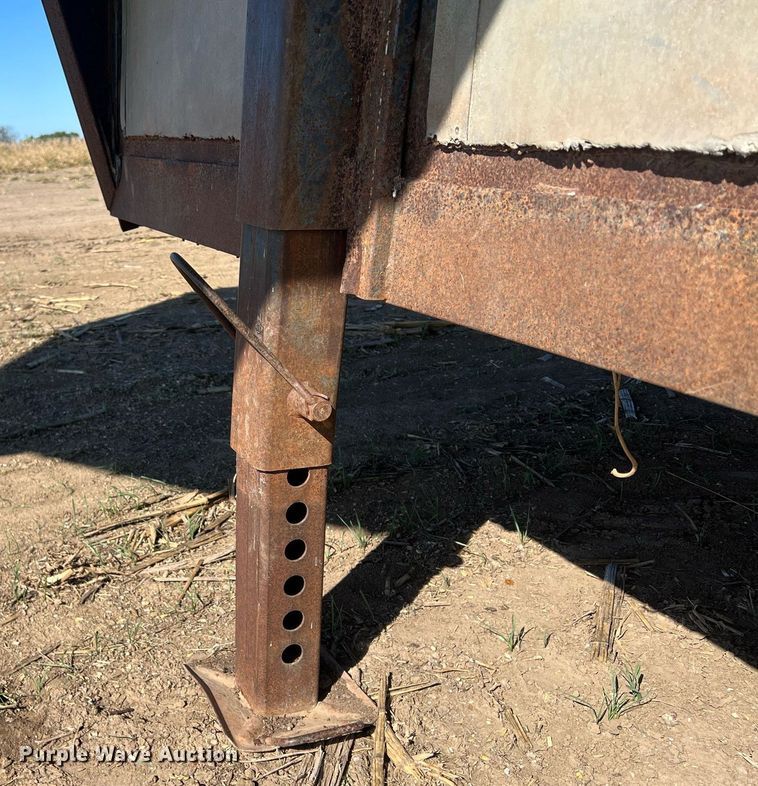 image for item DW2783 1993 Titan  livestock trailer