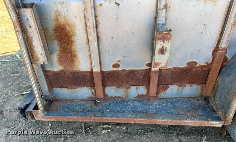 image for item DW2783 1993 Titan  livestock trailer