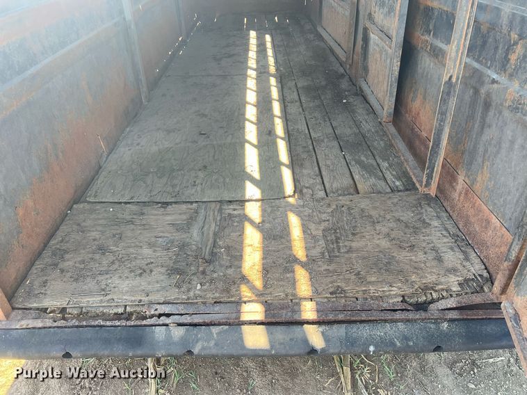 image for item DW2783 1993 Titan  livestock trailer