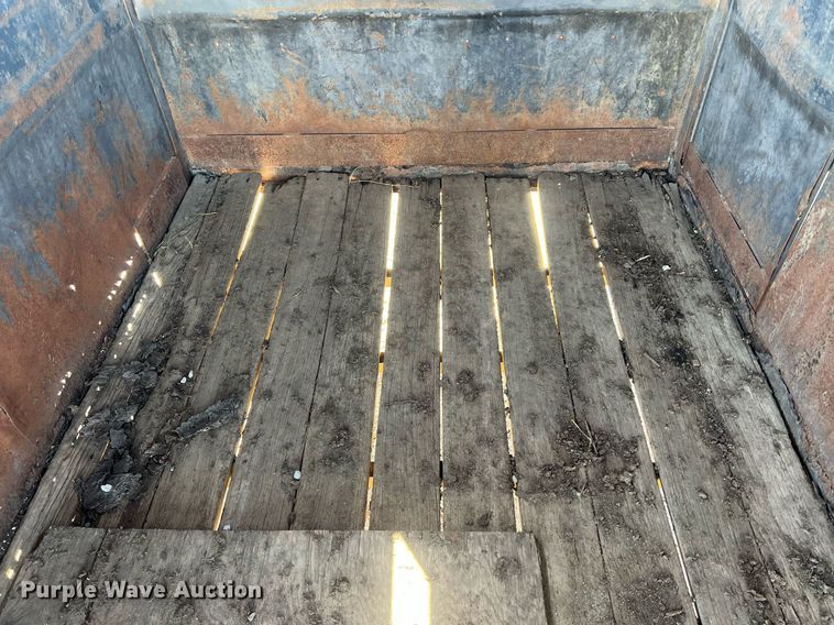 image for item DW2783 1993 Titan  livestock trailer