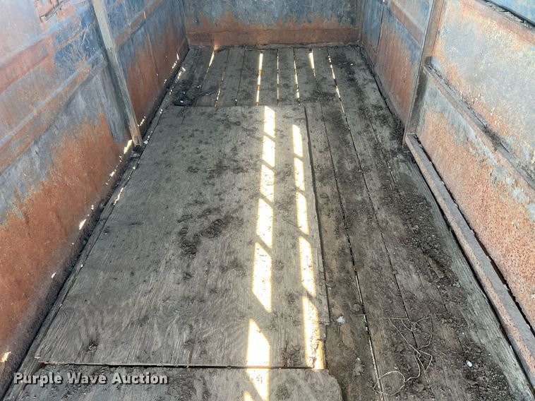 image for item DW2783 1993 Titan  livestock trailer