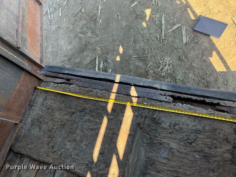 image for item DW2783 1993 Titan  livestock trailer