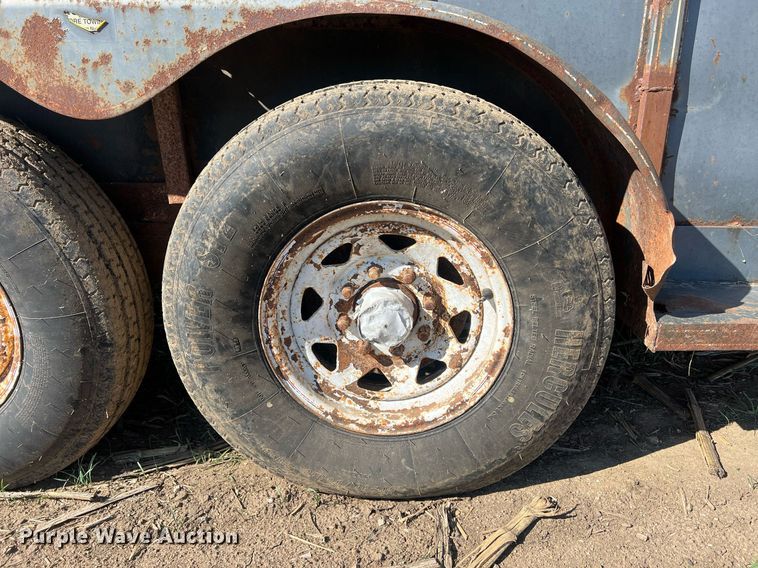 image for item DW2783 1993 Titan  livestock trailer