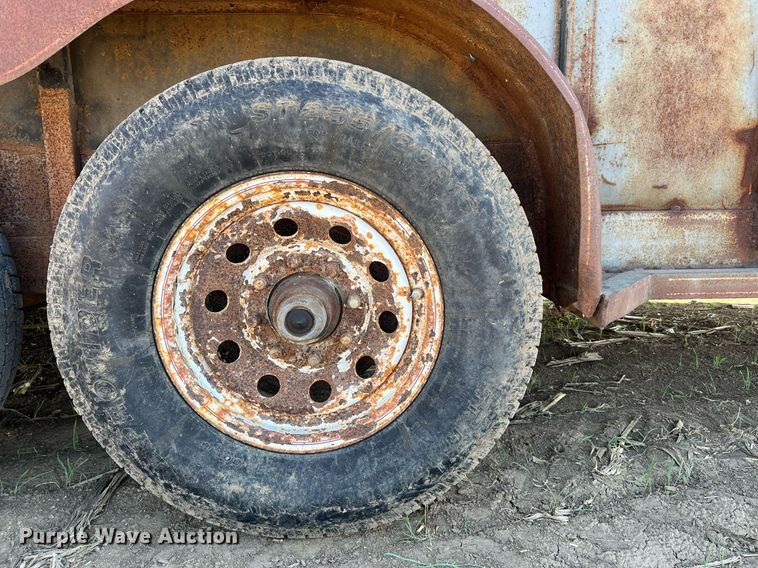 image for item DW2783 1993 Titan  livestock trailer