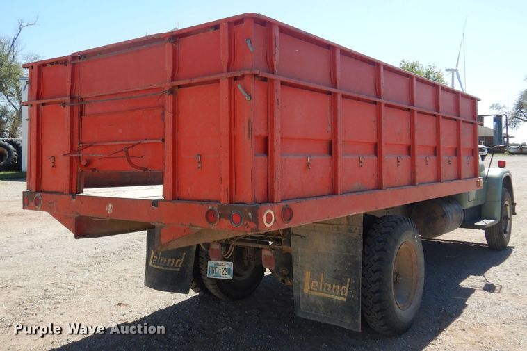 image for item EB9783 1974 International 1700  grain truck
