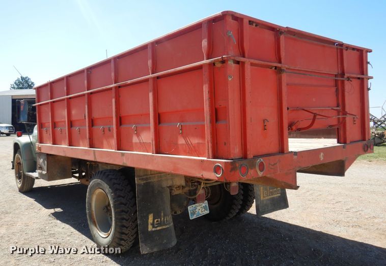 image for item EB9783 1974 International 1700  grain truck