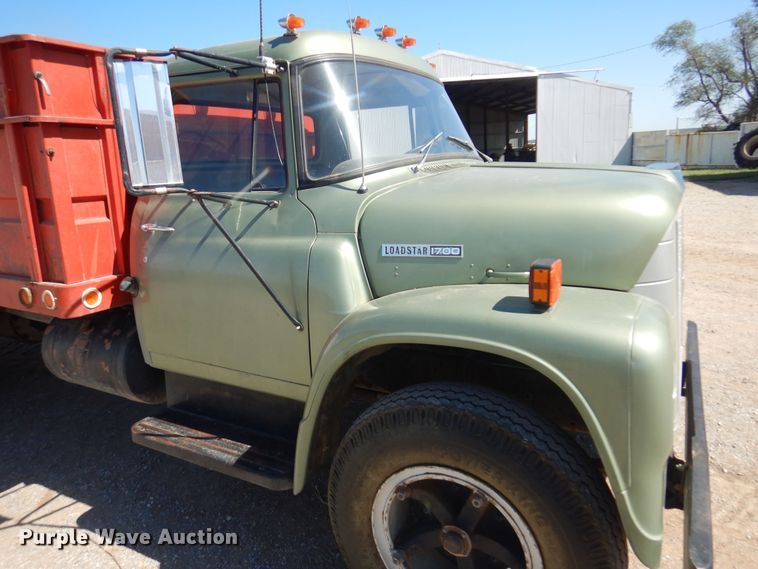 image for item EB9783 1974 International 1700  grain truck