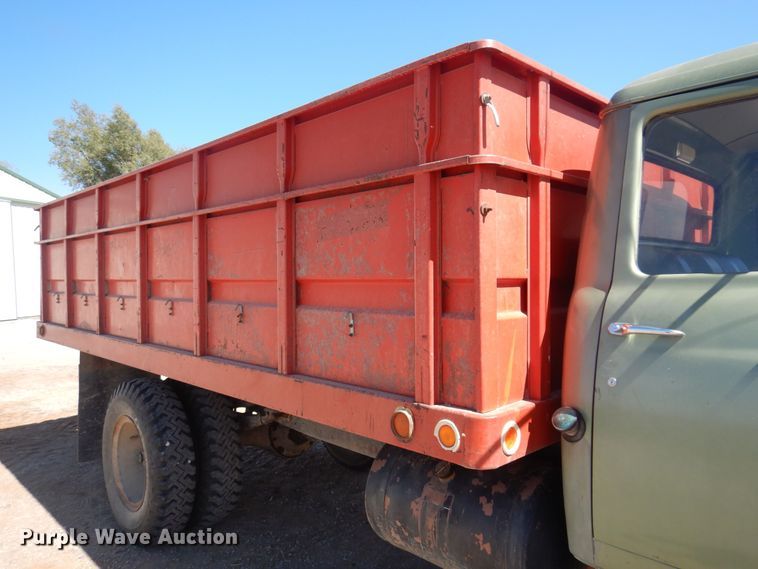 image for item EB9783 1974 International 1700  grain truck