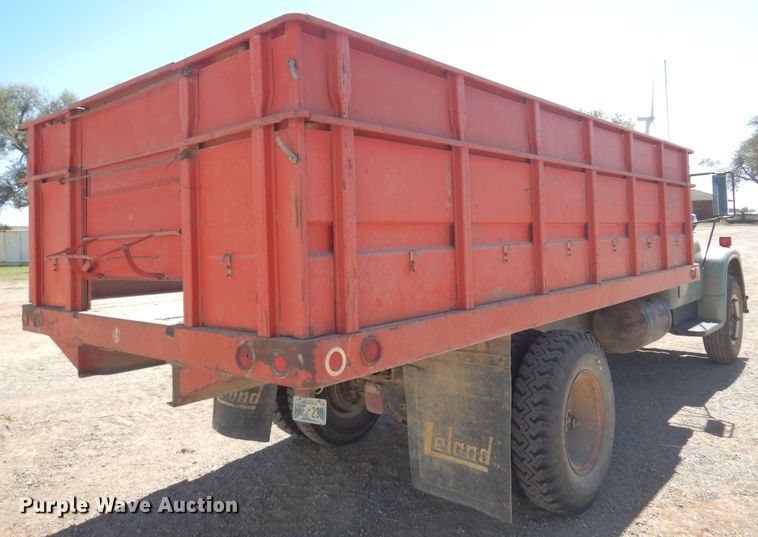 image for item EB9783 1974 International 1700  grain truck