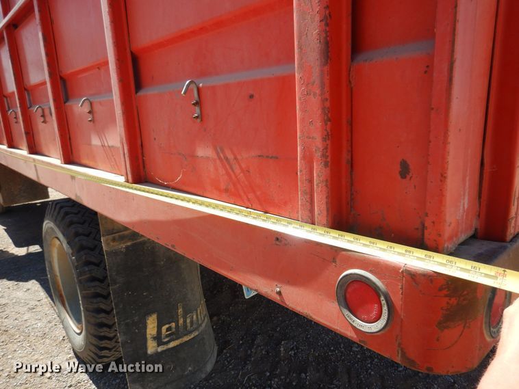 image for item EB9783 1974 International 1700  grain truck