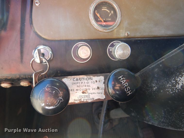 image for item EB9783 1974 International 1700  grain truck