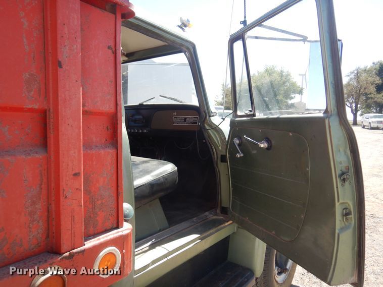 image for item EB9783 1974 International 1700  grain truck