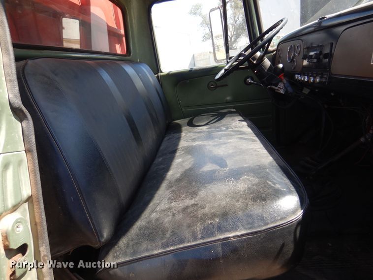 image for item EB9783 1974 International 1700  grain truck