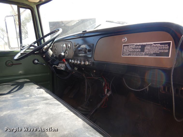 image for item EB9783 1974 International 1700  grain truck