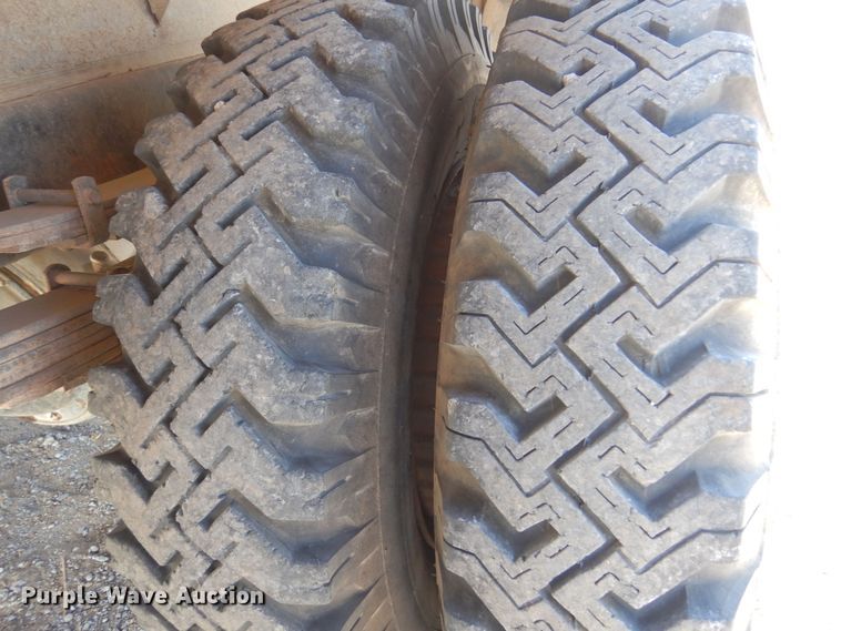 image for item EB9783 1974 International 1700  grain truck