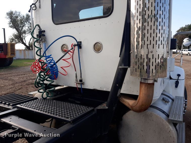 image for item EB9794 2007 International 9400  semi truck