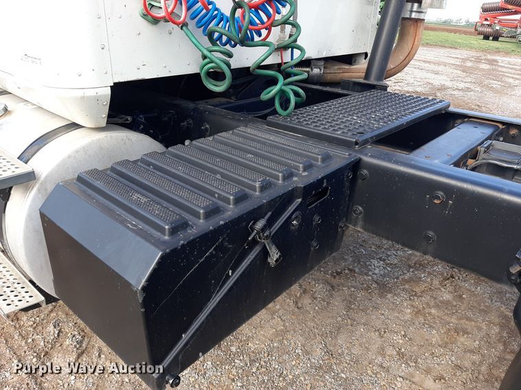 image for item EB9794 2007 International 9400  semi truck