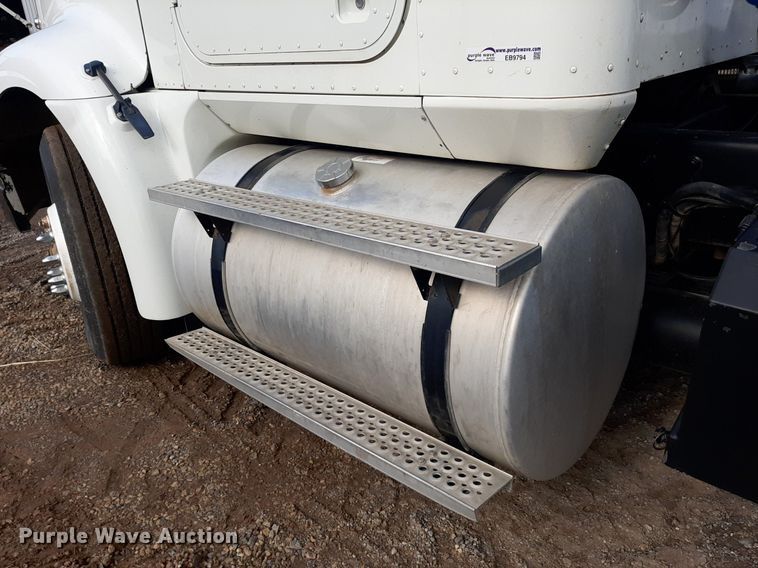 image for item EB9794 2007 International 9400  semi truck