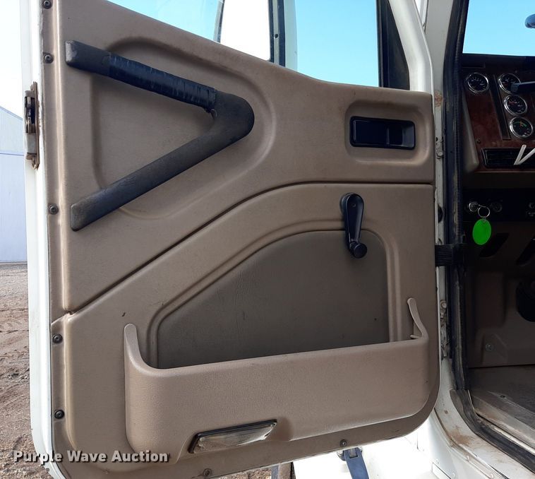 image for item EB9794 2007 International 9400  semi truck