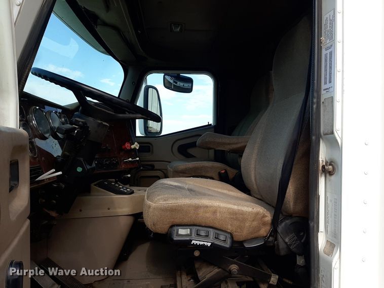 image for item EB9794 2007 International 9400  semi truck