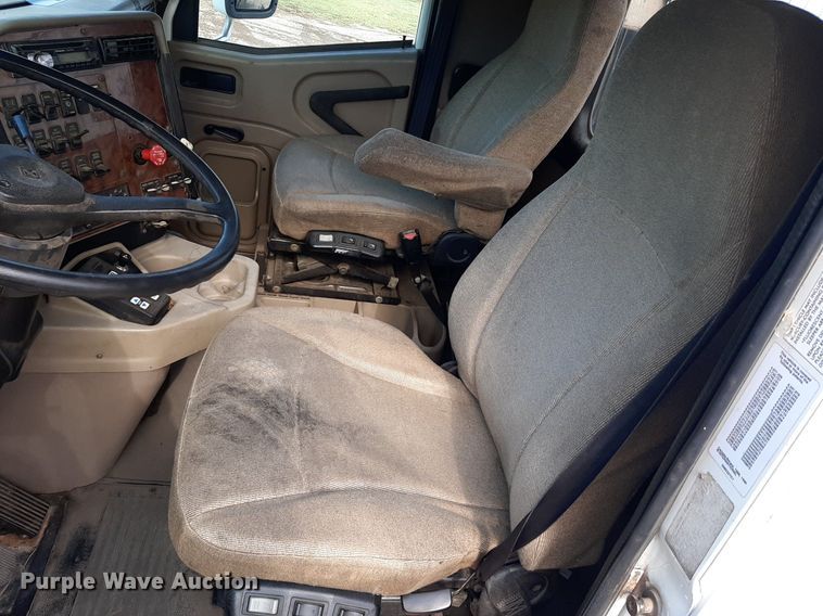 image for item EB9794 2007 International 9400  semi truck