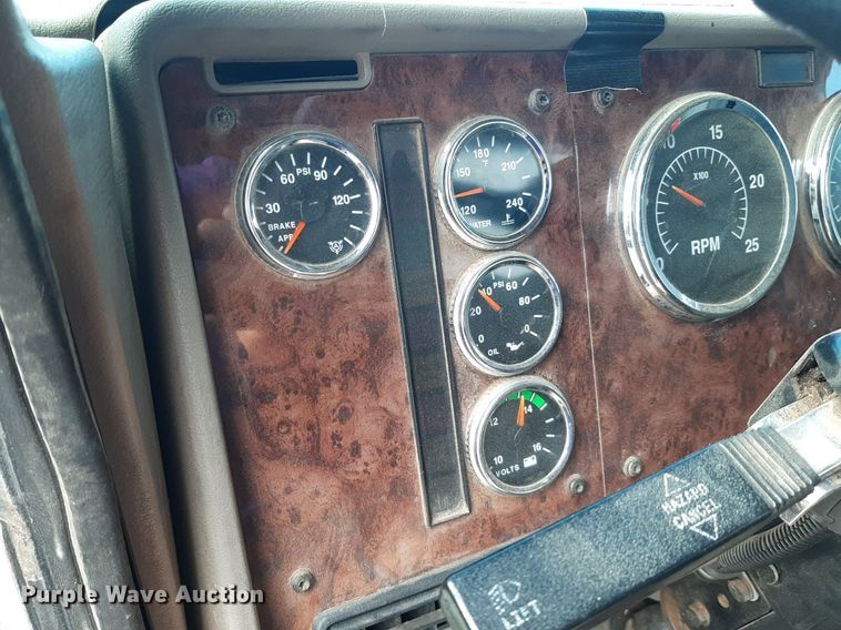 image for item EB9794 2007 International 9400  semi truck