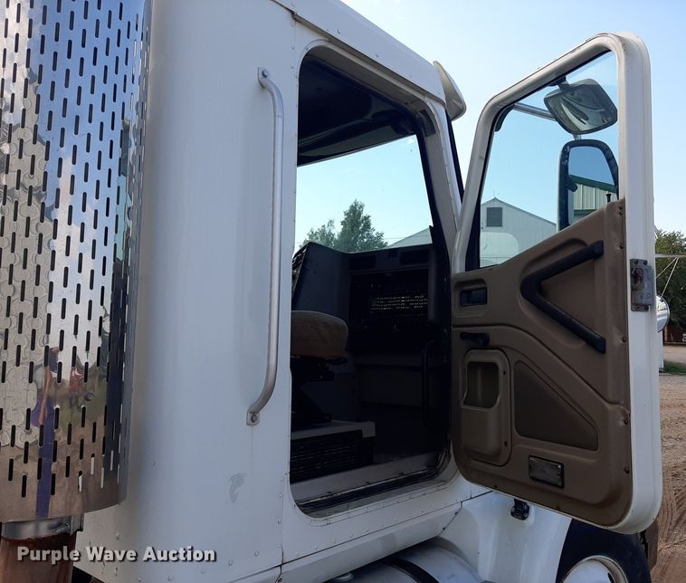 image for item EB9794 2007 International 9400  semi truck