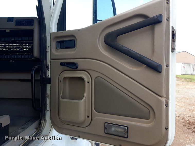 image for item EB9794 2007 International 9400  semi truck