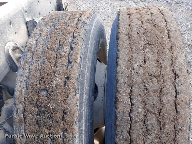 image for item EB9794 2007 International 9400  semi truck