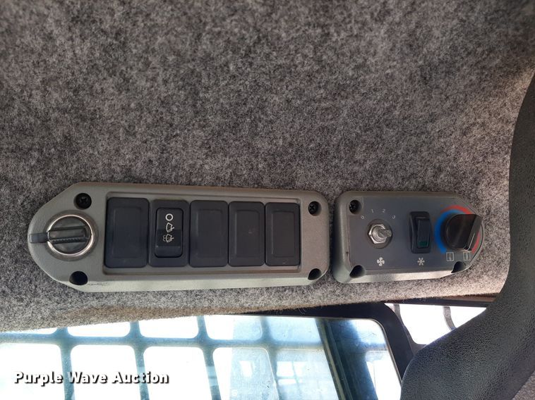 image for item EB9798 2004 Bobcat S250 Turbo  skid steer loader