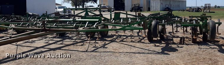 image for item EB9802 John Deere 1060  field cultivator