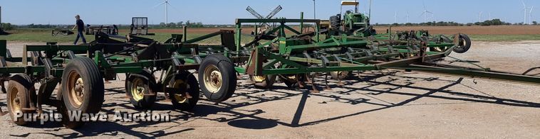 image for item EB9802 John Deere 1060  field cultivator
