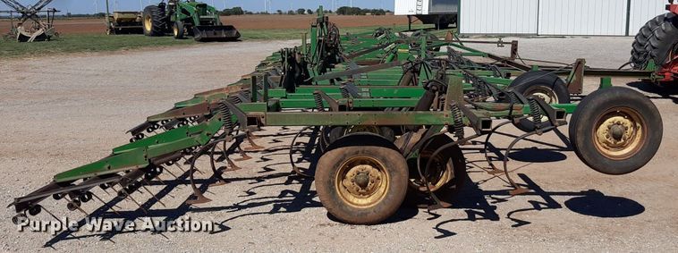 image for item EB9802 John Deere 1060  field cultivator