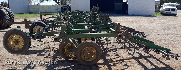 image for item EB9802 John Deere 1060  field cultivator