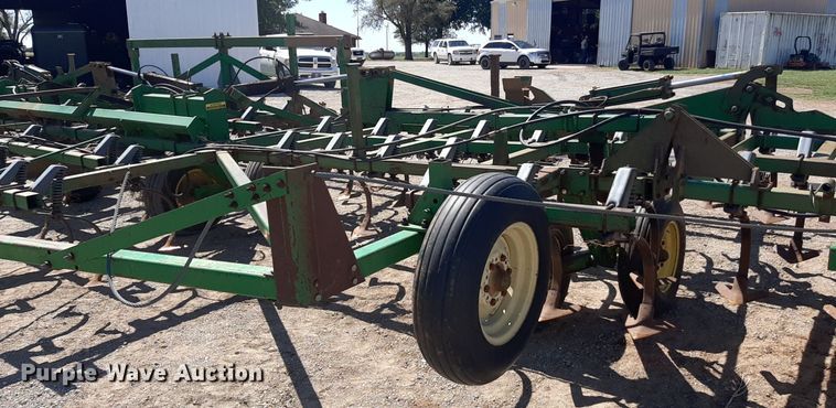 image for item EB9802 John Deere 1060  field cultivator