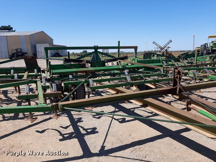 image for item EB9802 John Deere 1060  field cultivator